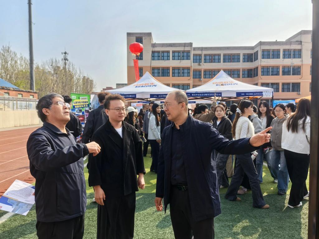 一场校企合作签约仪式同步举行