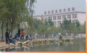 有公共交通汽车通往廊坊市区和北京城区