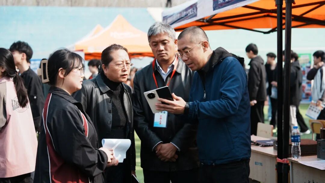 就在双选会火热进行的同时